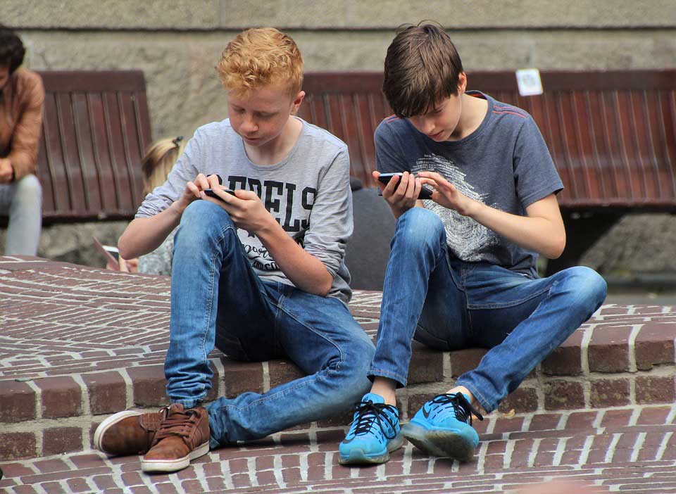 Má Postura das Crianças no uso de Celular